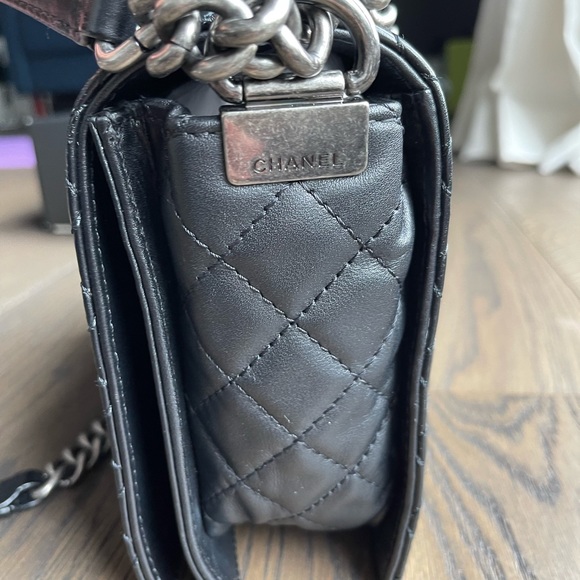 CHANEL BOY ENCHAINED CALFSKIN LEATHER BAG - Picture 5 of 9